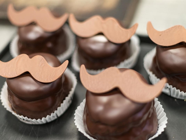Chocoladebol met snor